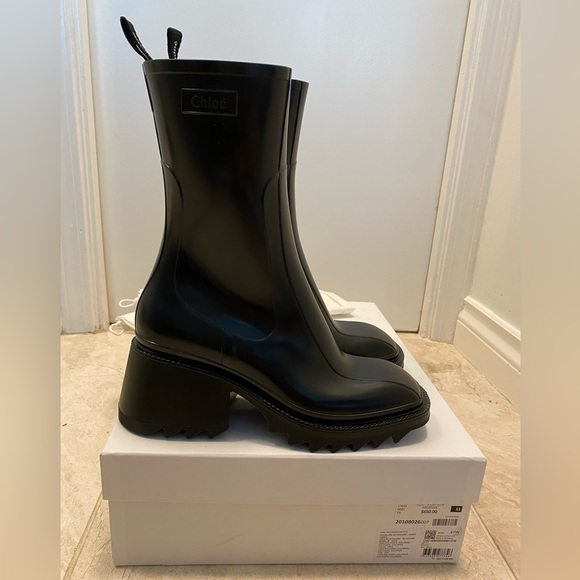 US Size 11 Chloe Rain Boots - Brand New, Never Worn - Picture 3 of 4